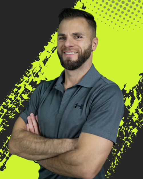 Professionelles Portrait von Fitness Coach Ernst Schulz, lächelnd und selbstbewusst.